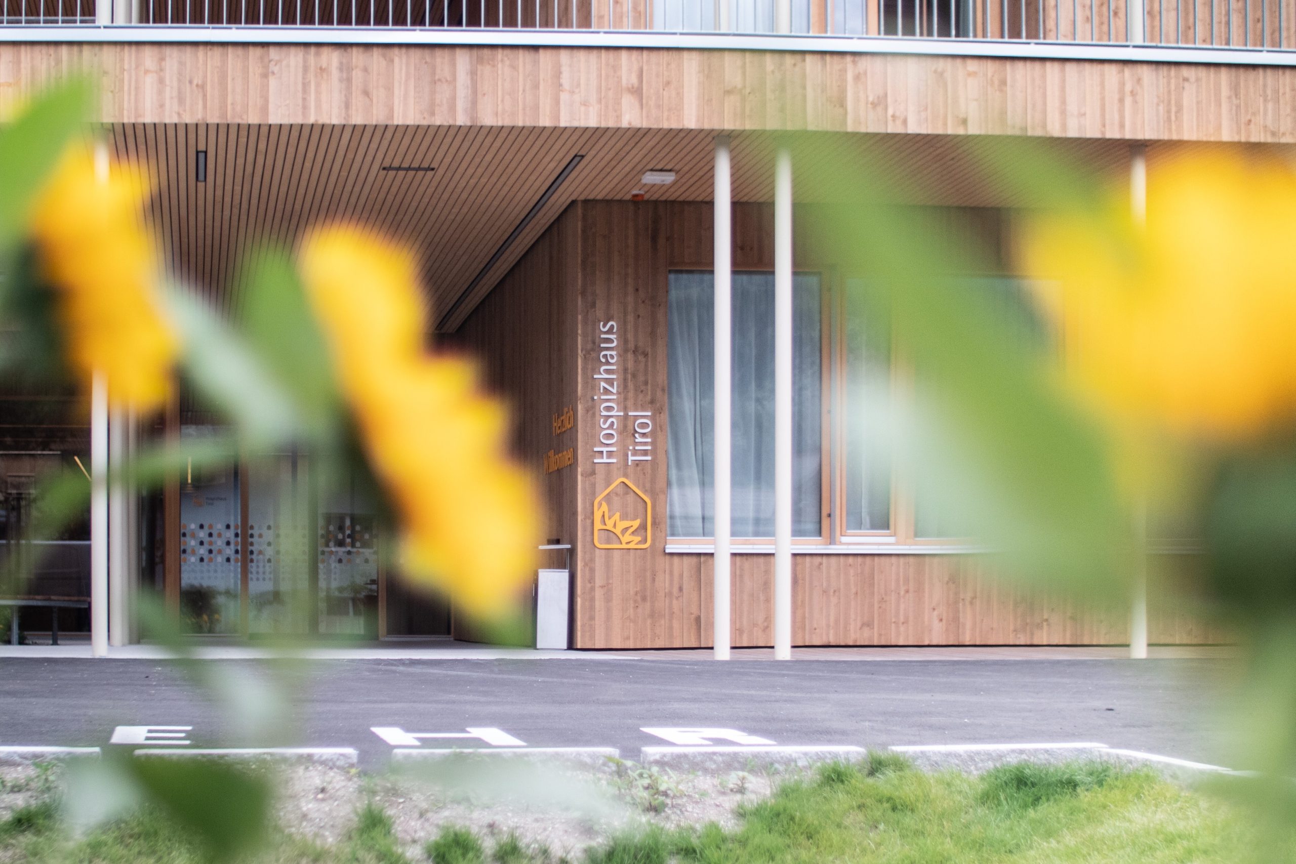 Der Eingang des Hospizhauses Tirol mit Blumen