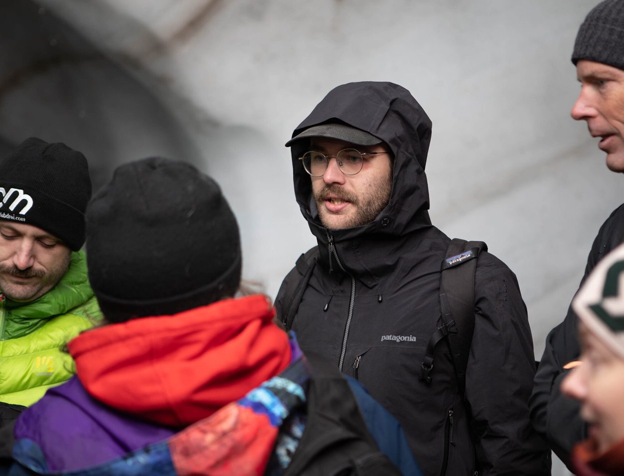 Jakob in Winterkleidung in der Eishöhle